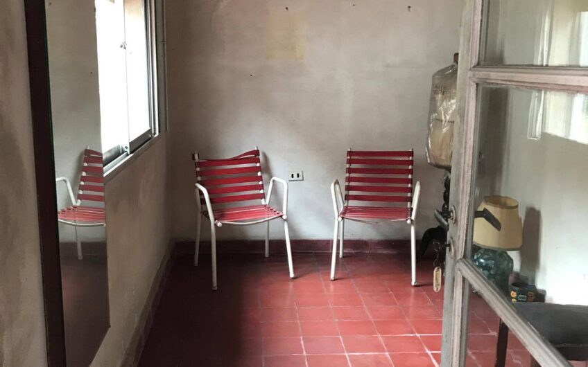 VENTA – CASA EN 2 LOTES – VERSALLES – FRAGUEIRO/MADERO.