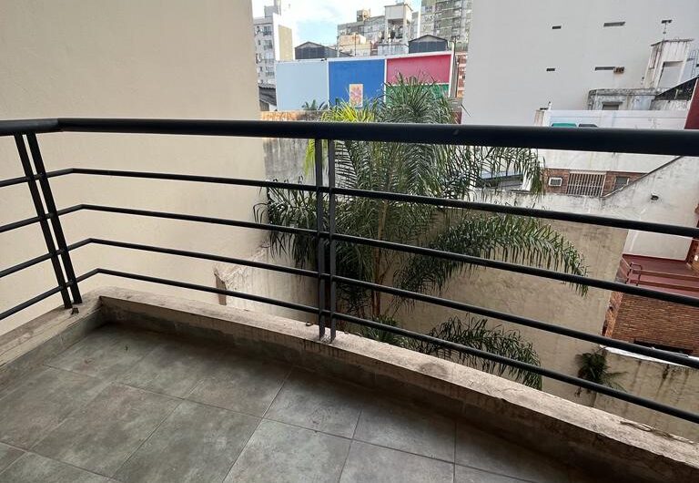 ALQUILER – MONOAMBIENTE CON BALCÓN – CABALLITO.
