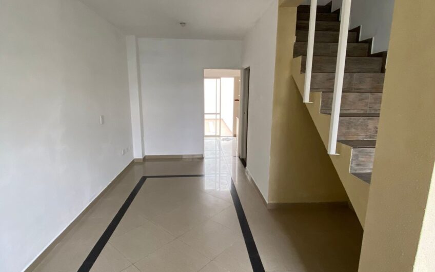 DUPLEX DE 3 AMBIENTES CON PATIO Y COCHERA