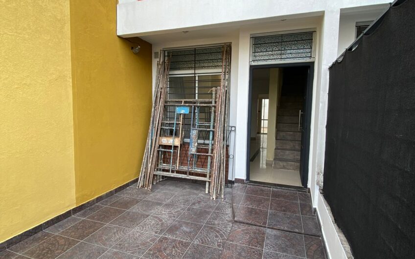 DUPLEX DE 3 AMBIENTES CON PATIO Y COCHERA