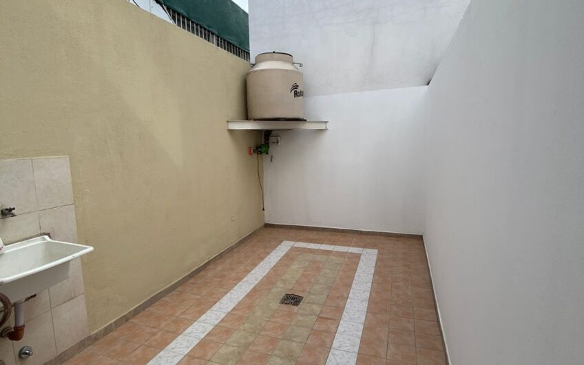 DUPLEX DE 3 AMBIENTES CON PATIO Y COCHERA