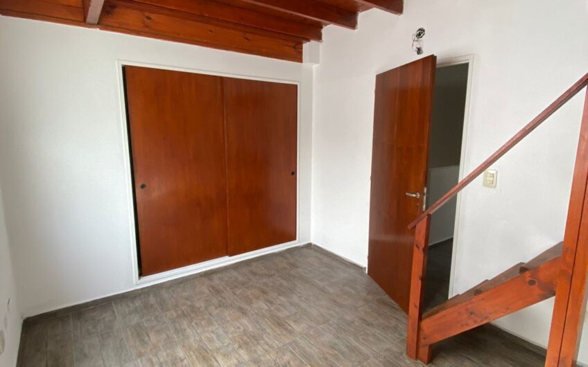 DUPLEX DE 3 AMBIENTES CON PATIO Y COCHERA