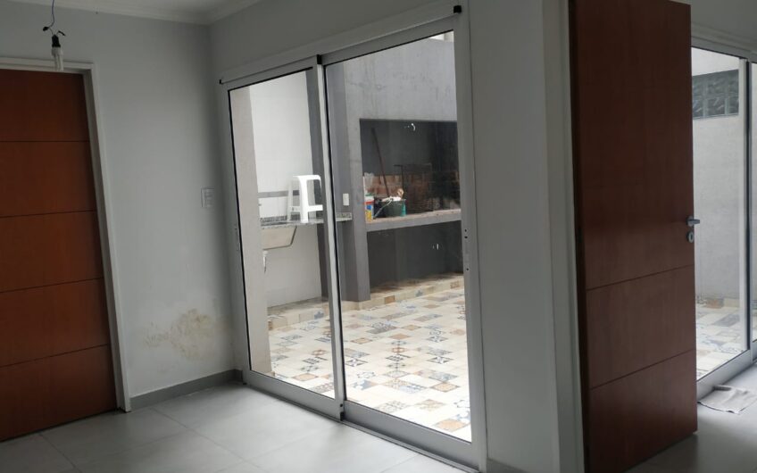 ALQUILER – PH 2 AMBIENTES CON PATIO – MONTE CASTRO