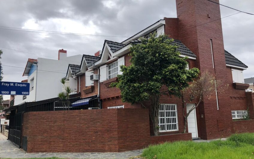 VENTA – TRIPLEX 4 AMBIENTES C/ COCHERA – RAMOS MEJIA